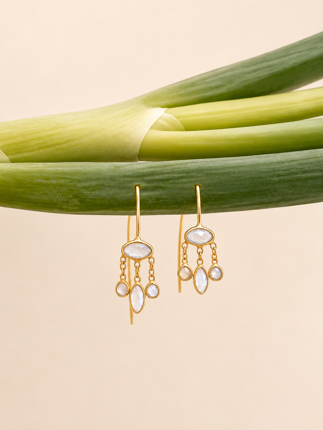 Boucles d’oreilles LES TITES GOUTTES en pierre de lune, dorées à l’or fin 18 carats