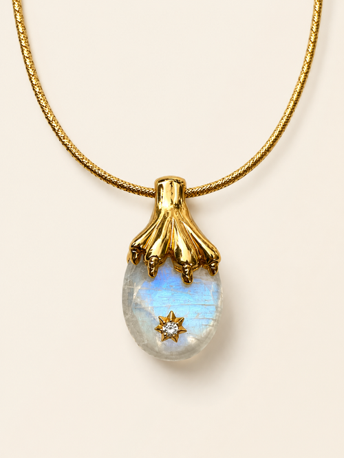 Collier LA PATTE en pierre de lune arc-en-ciel, griffe dorée à l’or fin 18 carats